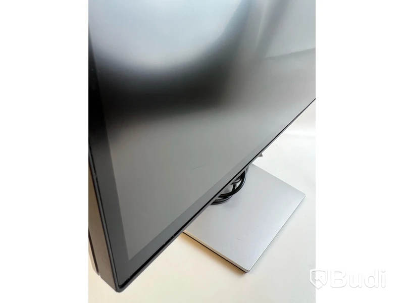 Datorskärm Dell Ultrasharp U2722D inkl. strömkabel. OBS! Repor på skärmen.