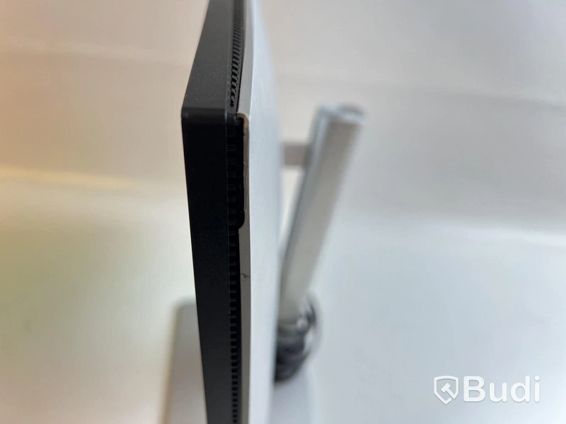Datorskärm Dell Ultrasharp U2722D inkl. strömkabel. OBS! Defekt baksida.