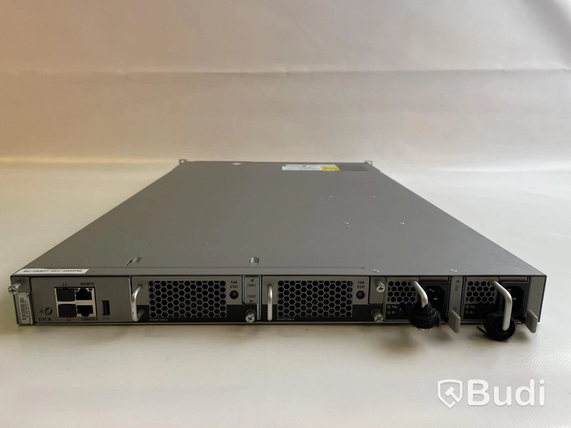 Switch Cisco Nexus N5-C5548UP 32-Port Switch.