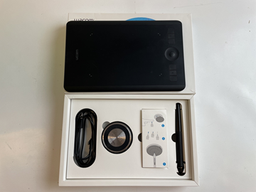 Ritplatta Wacom Intuos Pro med originalförpackning och tillbehör.