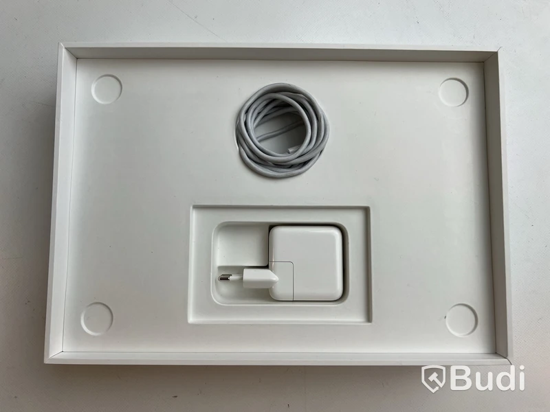Dator MacBook Air M1 (2020) i originalförpackning inkl. Satechi USB Hub.