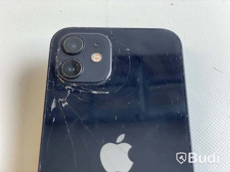 Mobil Apple iPhone 12 64GB. OBS! Sprucken baksida.