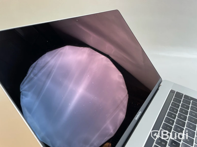 Dator Apple MacBook Pro 15tum (2017). OBS! Repad skärm.