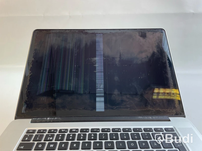 Dator Apple MacBook Pro 15tum (2015). OBS! Defekt skärm.