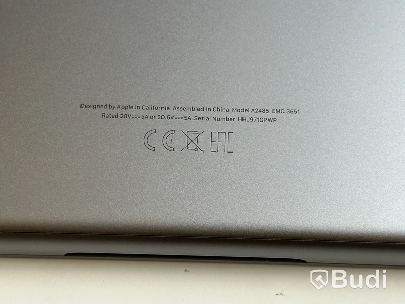 Dator MacBook Pro M1 16 tum (2021) inkl. laddare OBS! skadad tangentbordstangent