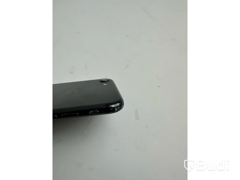 Mobil Apple iPhone 7 128GB. OBS! Repor på skärmen.