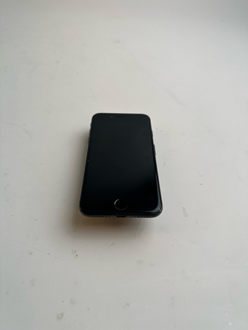 Mobil Apple iPhone 7 128GB. OBS! Repor på skärmen.
