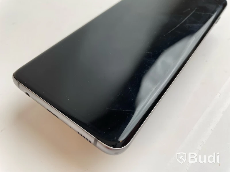 Mobil Samsung Galaxy S10. OBS! Skrapad skärm.