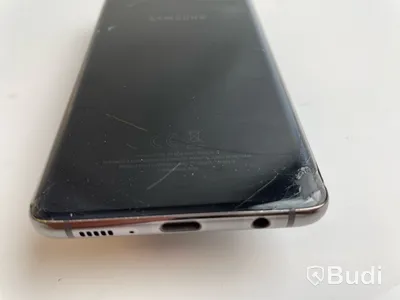 Mobil Samsung Galaxy S10. OBS! Skrapad skärm.