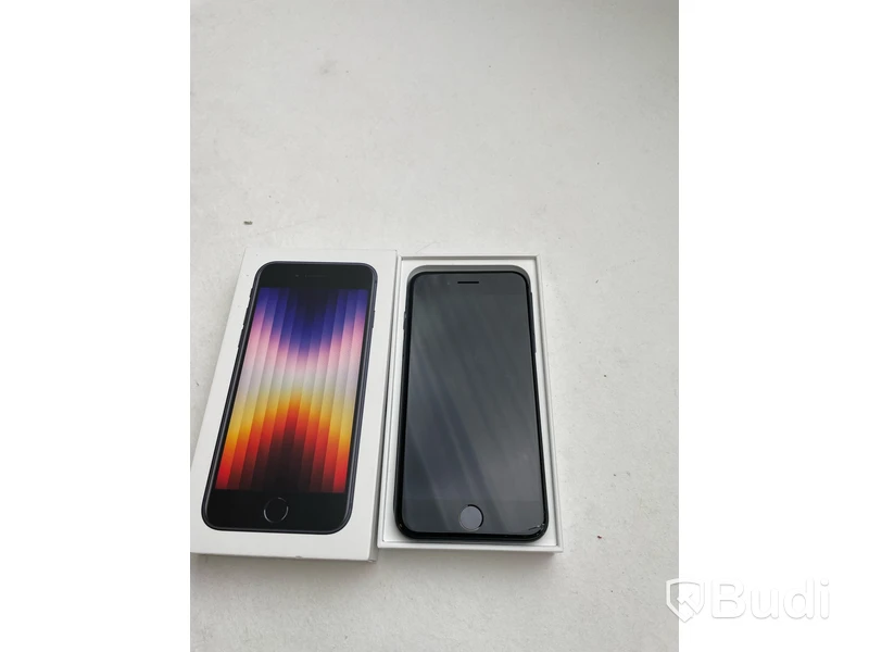 Mobil Apple iPhone SE. OBS! Skador på framsidan och repor på baksidan.