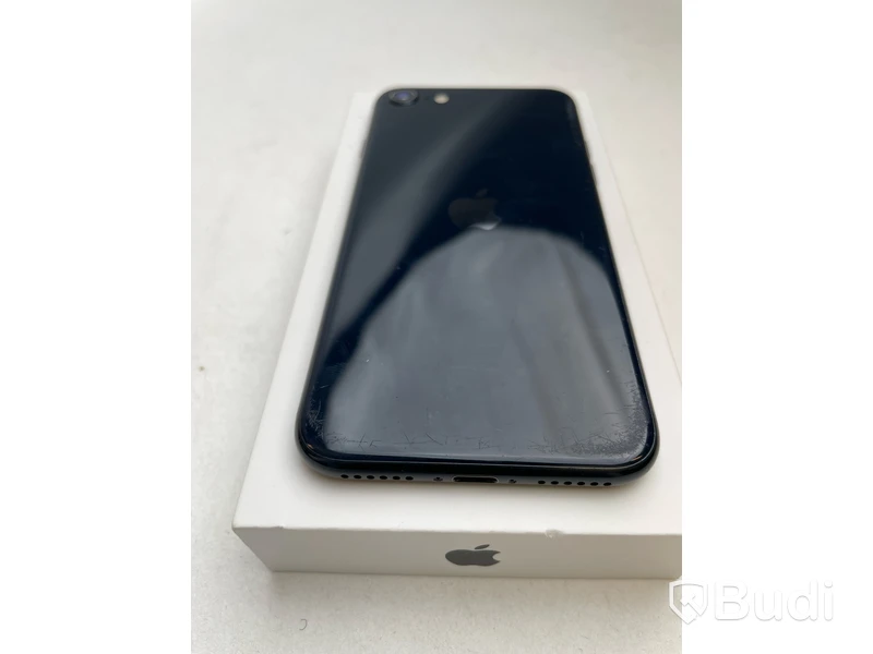 Mobil Apple iPhone SE. OBS! Skador på framsidan och repor på baksidan.