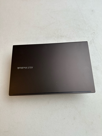 Dator Asus VivoBook M413I. OBS! Inget OS och defekt chassi