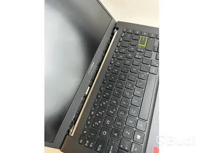 Dator Asus VivoBook M413I. OBS! Inget OS och defekt chassi