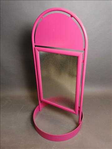 Gatupratare / skyltställ - metall, rosa. 63 x 132 cm.