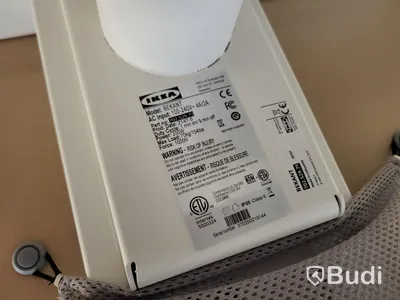 Skrivbord, elektriskt höj- och sänkbart inkl. hurts, kontorsstol, avskärmning