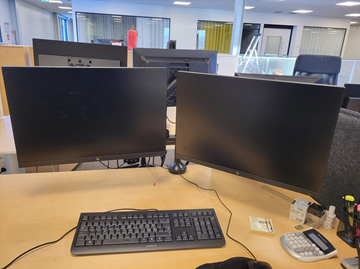 Datorskärmar HPZ24 på armar Modell: HP Z24 Storlek: 24 tum