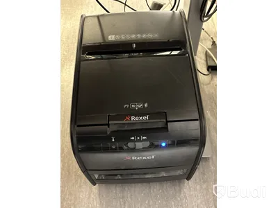 Skrivbord, stolar, monitorer