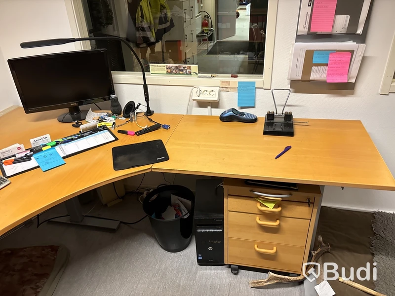 Skrivbord, stolar, monitorer