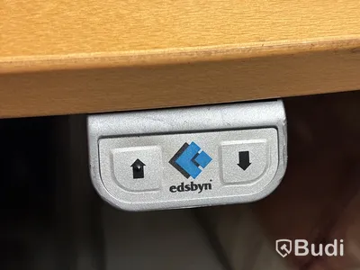 Skrivbord, stolar, monitorer