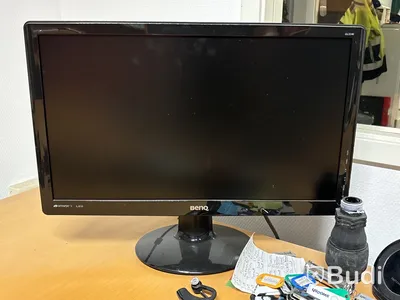 Skrivbord, stolar, monitorer