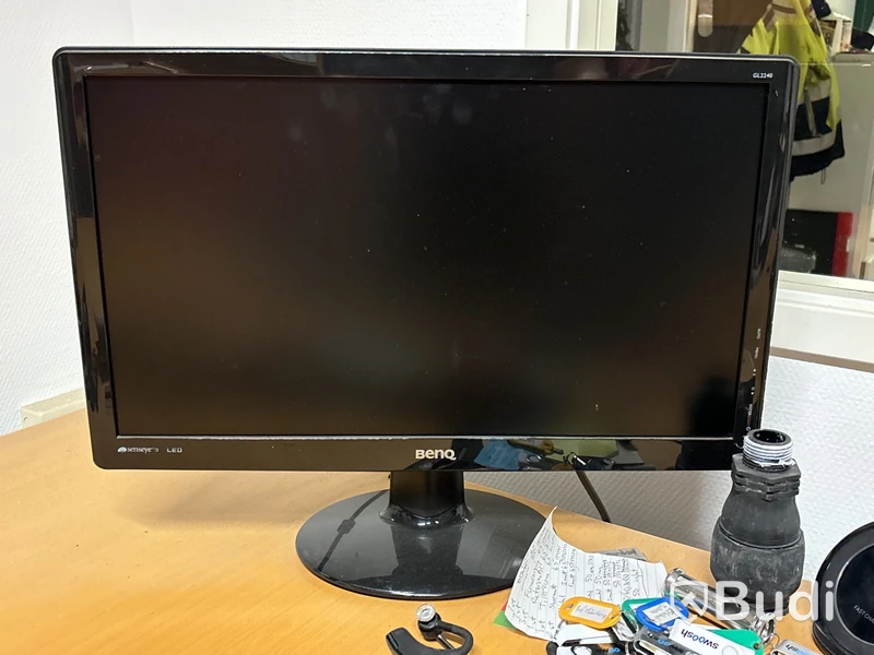 Skrivbord, stolar, monitorer