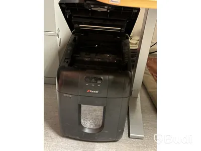 Skrivbord, stolar, monitorer