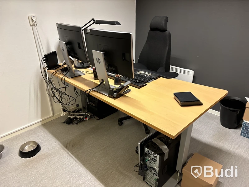 Skrivbord, stolar, monitorer