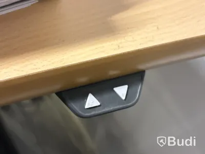 Skrivbord, stolar, monitorer