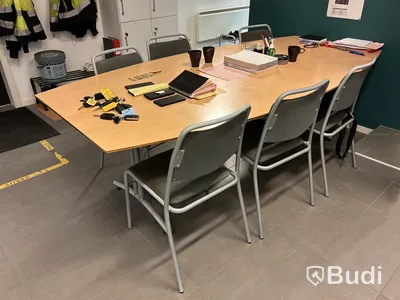 Skrivbord, stolar, monitorer