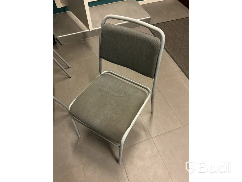 Skrivbord, stolar, monitorer