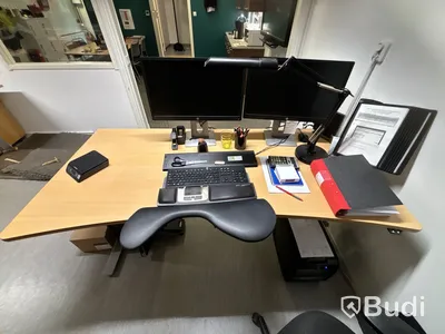 Skrivbord, stolar, monitorer