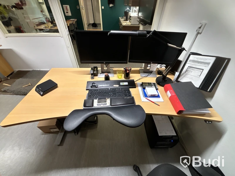 Skrivbord, stolar, monitorer