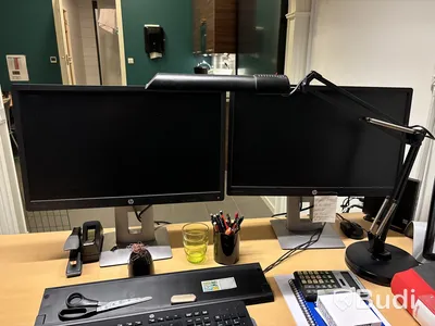 Skrivbord, stolar, monitorer