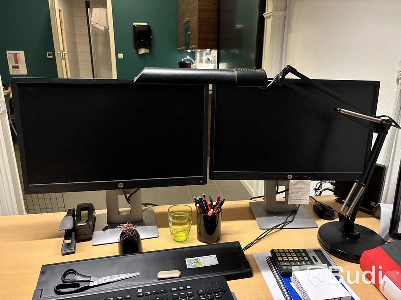 Skrivbord, stolar, monitorer