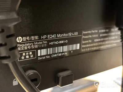 Skrivbord, stolar, monitorer
