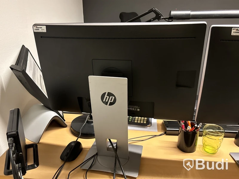 Skrivbord, stolar, monitorer