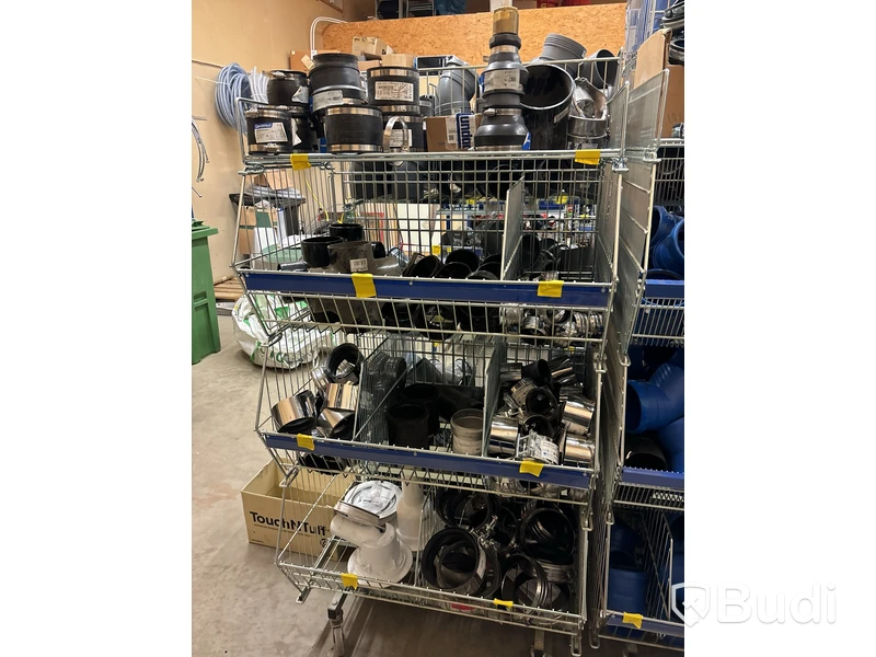 3 st hyllor med rördelar & rörkopplingar