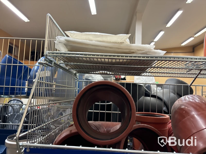 3 st hyllor med rördelar & rörkopplingar