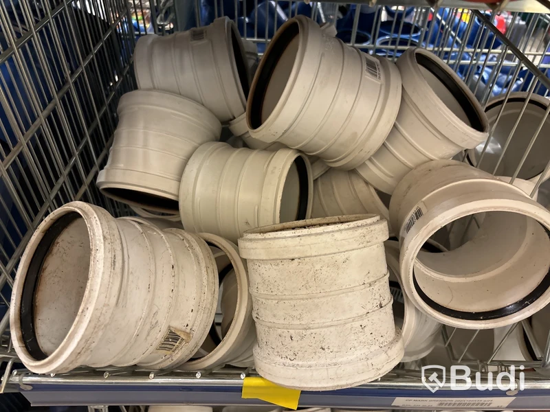 3 st hyllor med rördelar & rörkopplingar