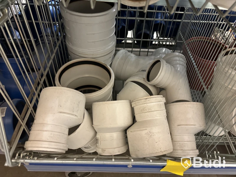 3 st hyllor med rördelar & rörkopplingar