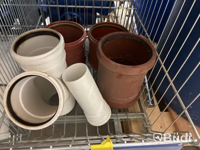 3 st hyllor med rördelar & rörkopplingar