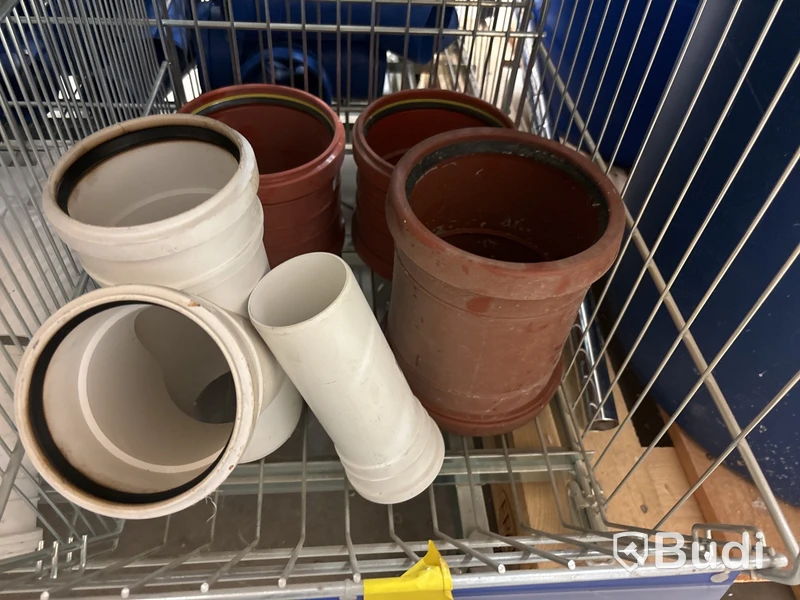 3 st hyllor med rördelar & rörkopplingar