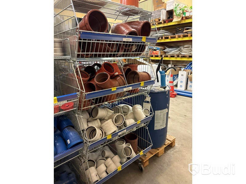 3 st hyllor med rördelar & rörkopplingar