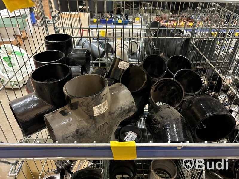 3 st hyllor med rördelar & rörkopplingar