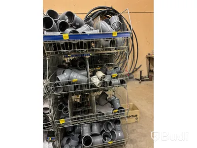 3 st hyllor med rördelar