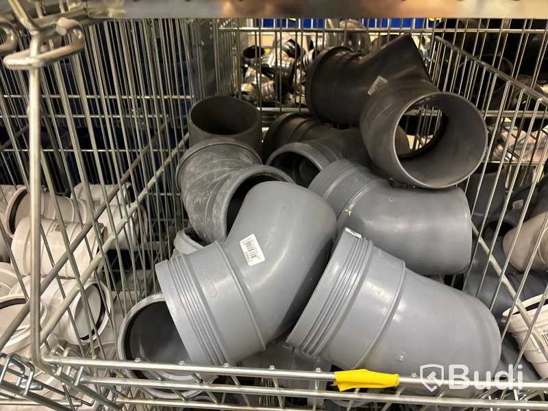 3 st hyllor med rördelar