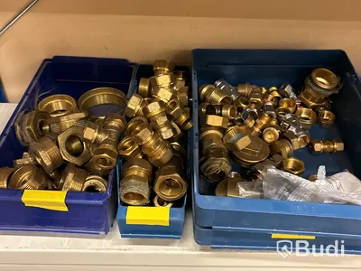 2 st plåthyllor med kopplingar & VVS-delar