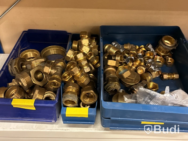 2 st plåthyllor med kopplingar & VVS-delar