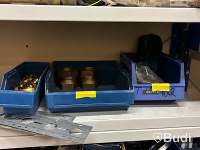 2 st plåthyllor med kopplingar & VVS-delar
