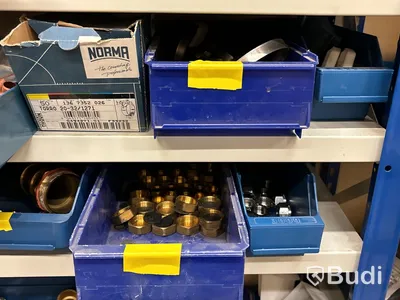 2 st plåthyllor med kopplingar & VVS-delar